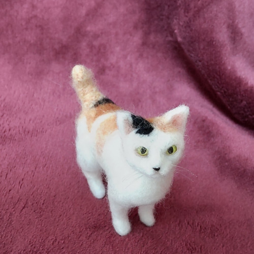 羊毛フェルト 猫 ミケ ハンドメイド 三毛猫 羊毛フェルト 猫 ミケ ハンドメイド 三毛猫（羊毛フェルト三毛猫