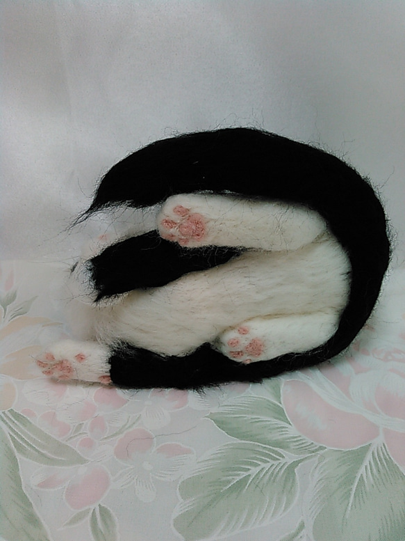 羊毛フェルトでできた、黒白ペンギン柄猫ちゃん 2枚目の画像