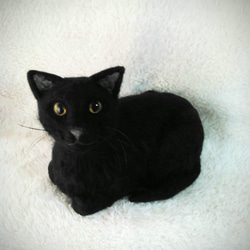 羊毛フェルトでできた、香箱座りの黒猫さん。 4枚目の画像