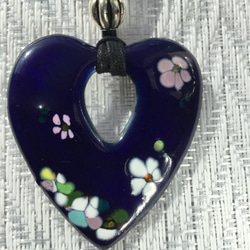 紺色のハート型のお花のネックレス 2枚目の画像