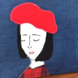 クラッチバック ベレー帽をかぶる女 3枚目の画像