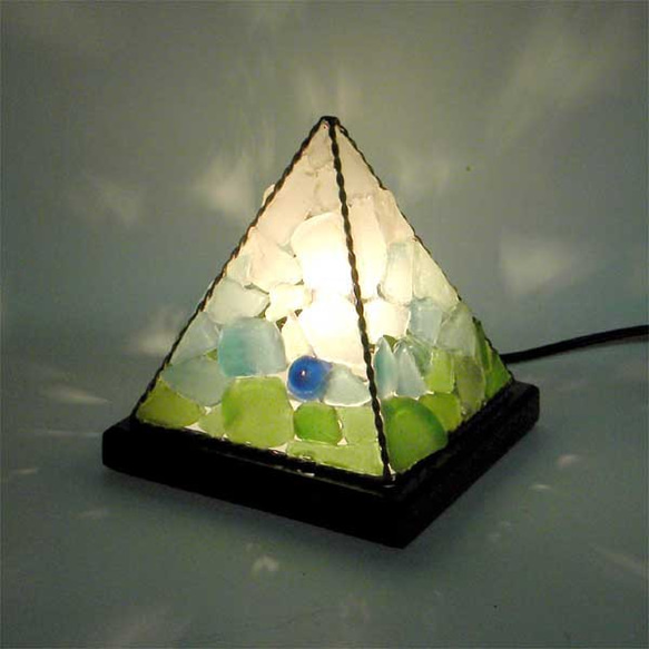 シーグラスのランプ　ピラミッドランプSー48 1枚目の画像