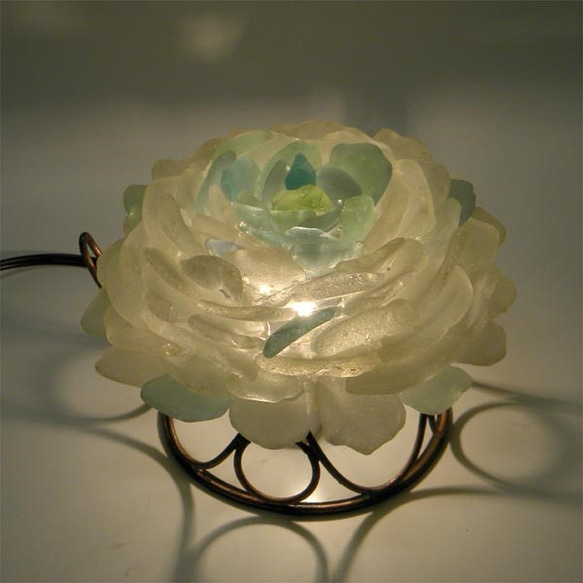 シーグラスのランプ　壁付、机上置き花びらのランプ-10 1枚目の画像
