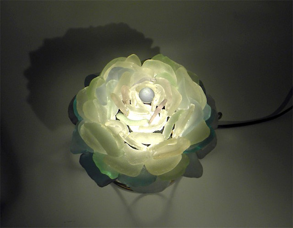 シーグラスのランプ　壁付、机上置き花びらのランプ-12 4枚目の画像