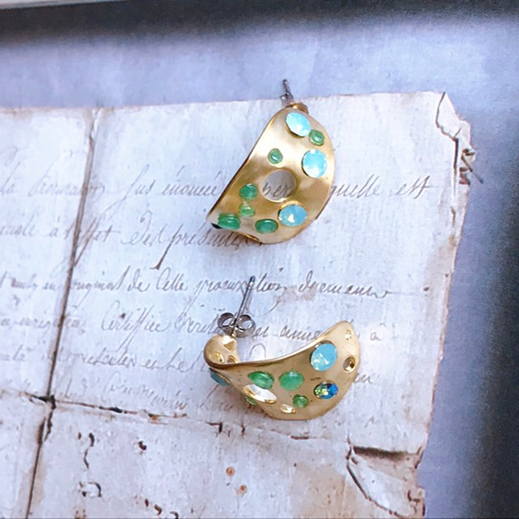 祖母綠（天然寶石）和凸圓形玻璃隨機耳環 第3張的照片