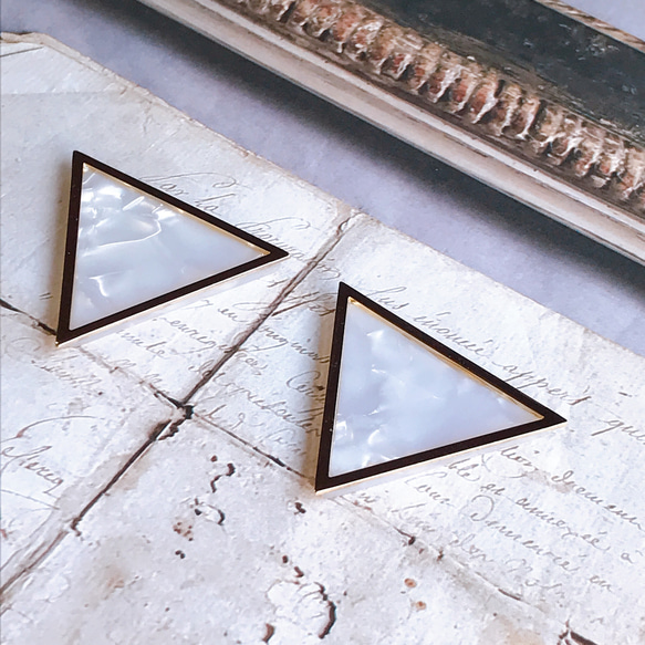 ビッグシルエット 三角 イヤリング•ピアス 3枚目の画像