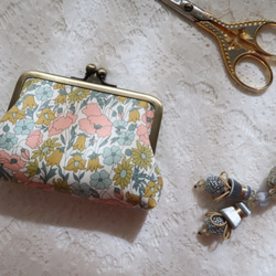 "Alyssum”がま口 Liberty print リバティ "Poppy&Daisy" やさしいイエロー 2枚目の画像