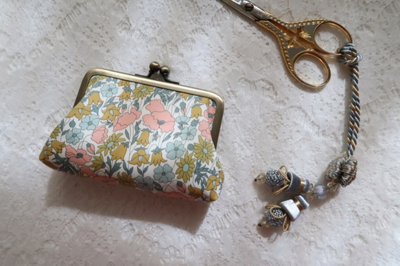 "Alyssum”がま口 Liberty print リバティ "Poppy&Daisy" やさしいイエロー 2枚目の画像