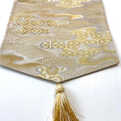 西陣織のテーブルランナー（亀甲紋様ゴールド） 3枚目の画像