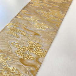 西陣織のテーブルランナー（亀甲紋様ゴールド） 6枚目の画像