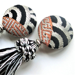 Nishijin編織腰帶和流蘇製成的耳環和耳環 第2張的照片