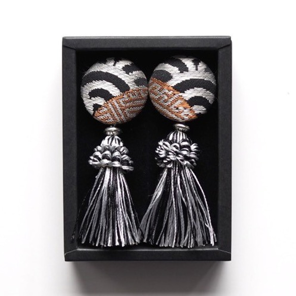 Nishijin編織腰帶和流蘇製成的耳環和耳環 第5張的照片