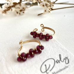 14kgf使用◇花型にならんだガーネットのイヤーカフ◇天然石◇片耳販売（1個） 3枚目の画像