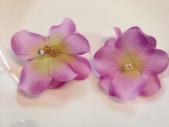 鮮やかな紫色のお花キャッチピアス 4枚目の画像