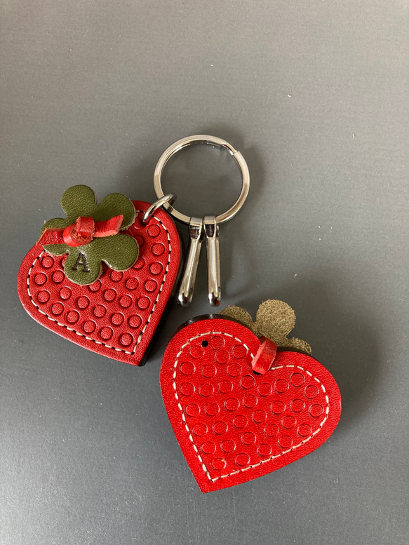 イチゴ柄グッズ いちご♡レジンイニシャルキーホルダー