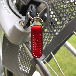 【名入れ・送料無料】小さなネームタグ【栃木レザー】自転車カギに！ファスナー引手にもなります」 2枚目の画像