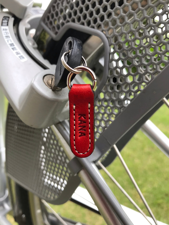 【名入れ・送料無料】小さなネームタグ【栃木レザー】自転車カギに！ファスナー引手にもなります」 2枚目の画像
