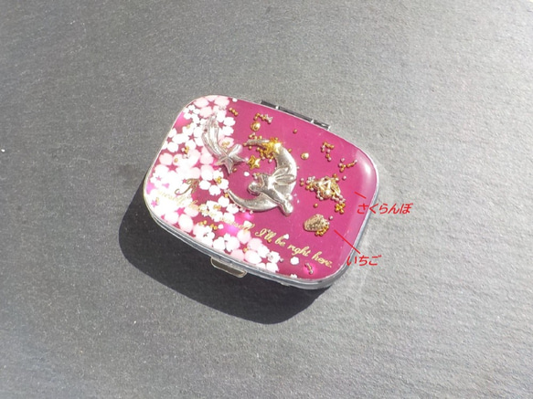 “ Creema Limited”酒紅色櫻花和月牙兔藥盒（帶鏡子） 第2張的照片