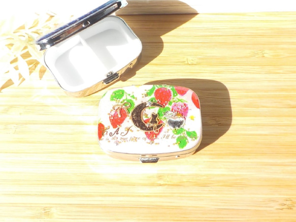 “ Creema Limited”藥盒，草莓和蘋果賞月貓（帶鏡子） 第1張的照片