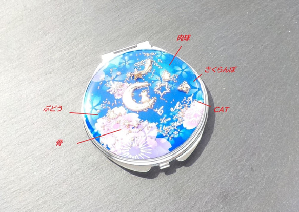 『Creema限定』青と桜　お月見猫のコンパクトミラー　鏡 2枚目の画像