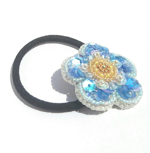 ビーズ刺繍のヘアゴム(1) キラキラお花/ブルー 2枚目の画像