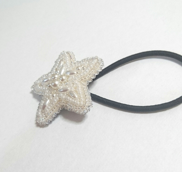 ビーズ刺繍のヘアゴム 星(2)パールホワイト 4枚目の画像