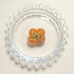 ビーズ刺繍のブローチ(15)小さなお花１ 1枚目の画像