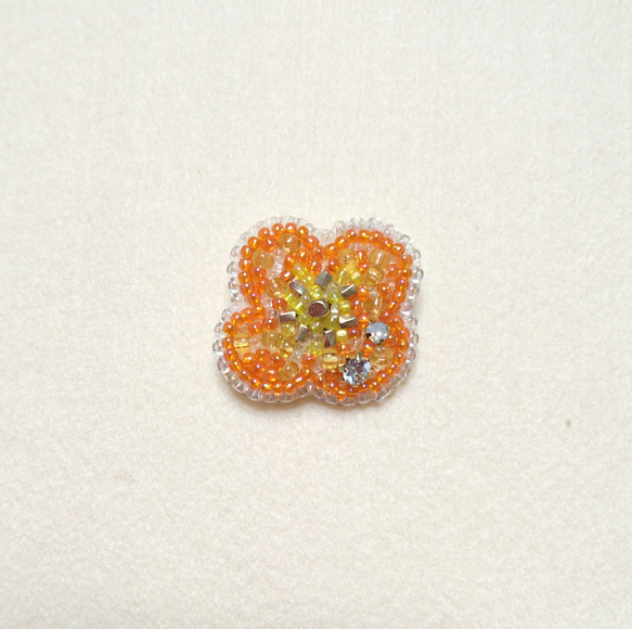 ビーズ刺繍のブローチ(15)小さなお花１ 4枚目の画像