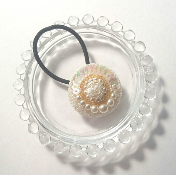 ビーズ刺繍のヘアゴム ラウンド(7) 白い薔薇 1枚目の画像