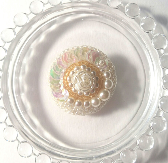 ビーズ刺繍のヘアゴム ラウンド(7) 白い薔薇 5枚目の画像