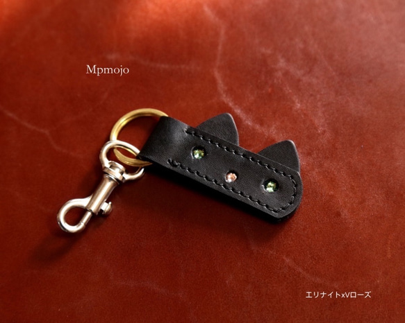 Black cat&クリスタルのレザーキーホルダー　オーダーメイド！ 1枚目の画像