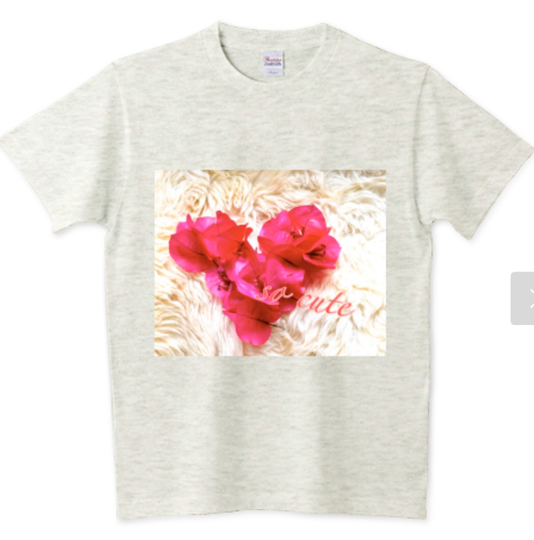 ブーゲンビリアの花びらをかき集めたデザインのTシャツです。