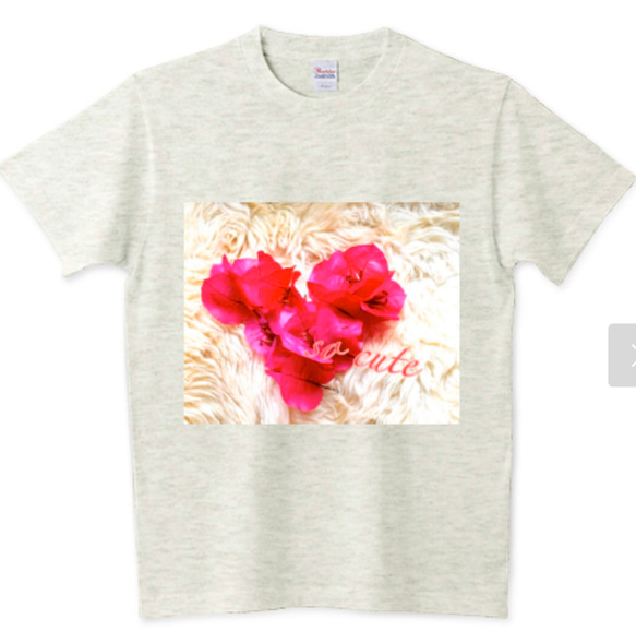 ブーゲンビリアの花びらをかき集めたデザインのTシャツです。 1枚目の画像