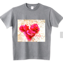 ブーゲンビリアの花びらをかき集めたデザインのTシャツです。 3枚目の画像