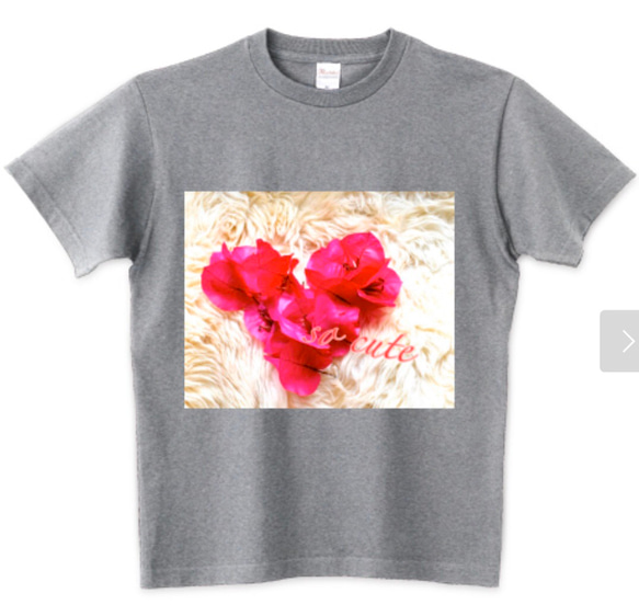 ブーゲンビリアの花びらをかき集めたデザインのTシャツです。 3枚目の画像