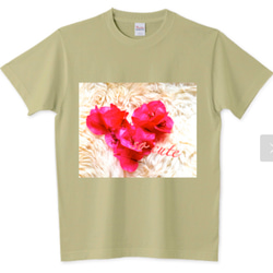 ブーゲンビリアの花びらをかき集めたデザインのTシャツです。 10枚目の画像