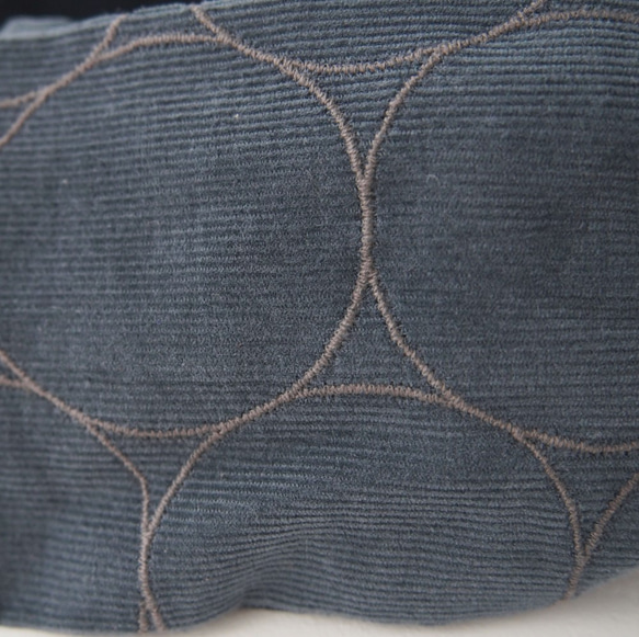 大人のニュアンスカラー・シャボンの刺繍（ダークブルー）　コーデュロイヘアバンド 3枚目の画像