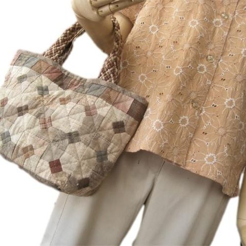 handmade◇完成品◇バッグ２点&半円のポーチ◇パッチワーク◇現品のみ パッチワーク風編み込み』第10弾❣️半円ポーチヽ(^o