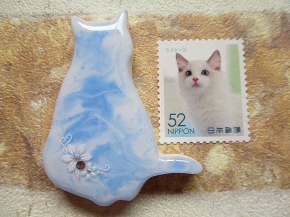 ◇3019 ブルーマーブル　猫のブローチ・中サイズ 5枚目の画像