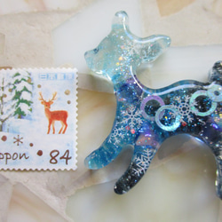 ◇1057完売 ⛄粉雪　小鹿と藍い六花の雫　ブローチ⛄❄※中サイズ・１点物 5枚目の画像