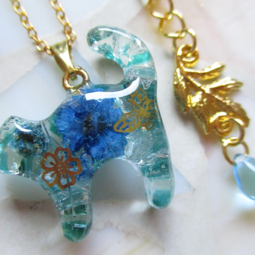◇655完売 アクアマリンの猫とお花のネックレス ※約50㎝ ネックレス 