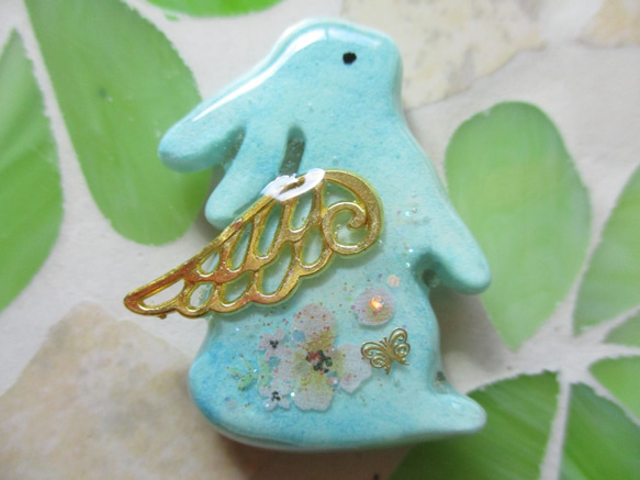 再販不可。うさぎ♡かすみ草レジンヘアゴムブローチ 桜の中のうさぎ