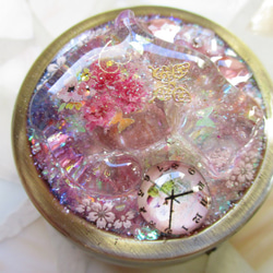 ◇1922完売 桜色　子猫とお花のピルケース（携帯用お薬入れ・アンティークゴールド）※１点物 3枚目の画像