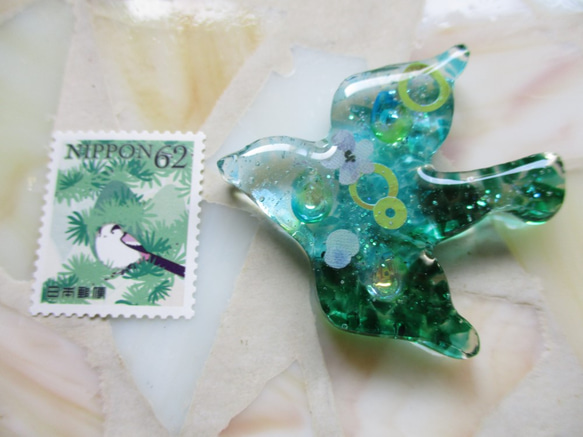 ◇2029完売 優しい雨☔　小鳥とグリーン紫陽花の雫 ※ブローチ・中サイズ・１点物 4枚目の画像