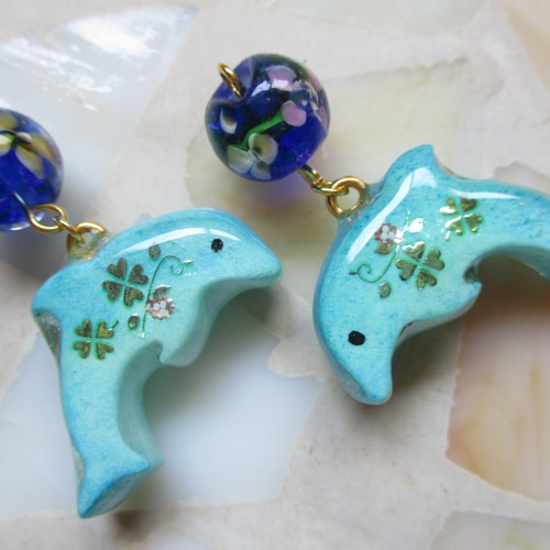 ◇1303完売 ラムネ色 四葉のイルカと、とんぼ玉のピアス・イヤリング 