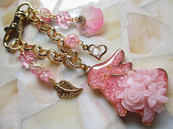 ◇2334再販完売 桜色のうさぎ　お花のバッグチャーム ※１点物・重たいです 1枚目の画像