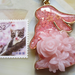 ◇2334再販完売 桜色のうさぎ　お花のバッグチャーム ※１点物・重たいです 5枚目の画像