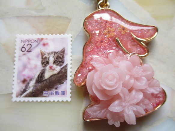 ◇2334再販完売 桜色のうさぎ　お花のバッグチャーム ※１点物・重たいです 5枚目の画像