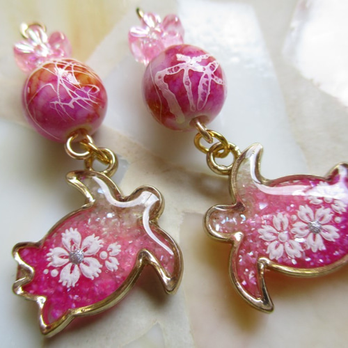 ◇2595再販2 パールピンクのホヌとお花 ピアス・イヤリング ※在庫限り  