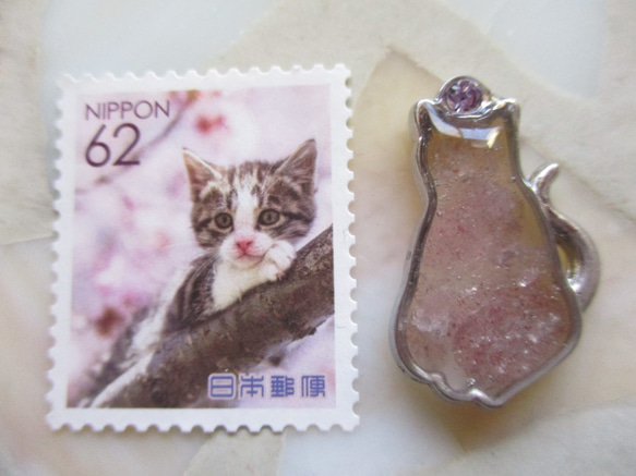 ◇2718再販 ストロベリークォーツの猫　ピンバッジ 5枚目の画像